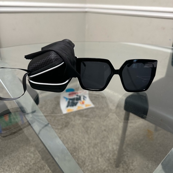 LARGE FRAME DARK SHADES SUNGLASSES - Picture 5 of 5